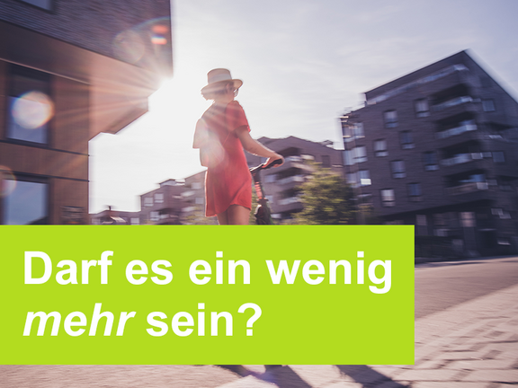 Frau mit Sonnenhut fährt mit E-Scooter durch modernes Wohnviertel – Hinweis auf DOMCURA Mehrfamilienhauskonzept.
