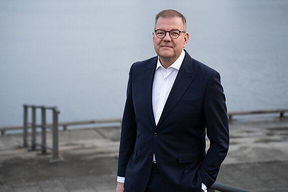Porträt von Marc Wollny, DOMCURA-Vorstand für IT und Betriebsorganisation, an der Kieler Hörn.