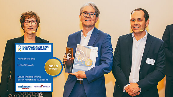 DOMCURA erhält Innovationspreis in Gold 2024/25 – Vorstandsvorsitzender Uwe Schumacher bei der Preisverleihung