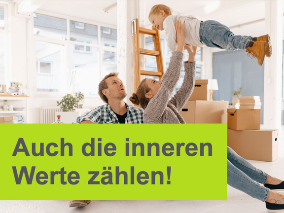 Familie in neuer Wohnung mit Umzugskartons spielt mit Kleinkind – symbolische Darstellung für Schutz von Möbeln und persönlichen Werten durch eine Hausratversicherung; Text: ‚Auch die inneren Werte zählen!